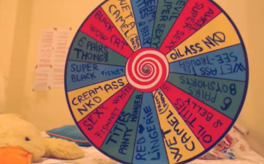 Liplezen met een cameltoe voor de webcam - Fapze