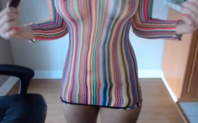 Meisje Sticx in strakke jurk voor de webcam