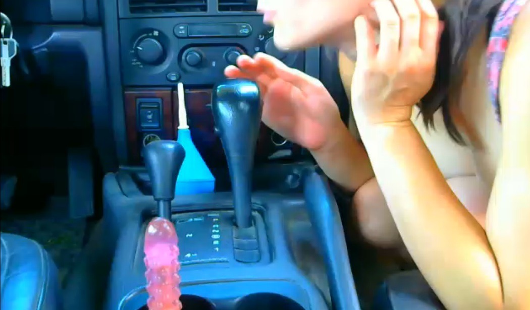 Live seks vanuit de auto met brunette AnacondaX