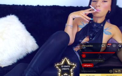 Rokende Meesteres in leer met lang donker haar