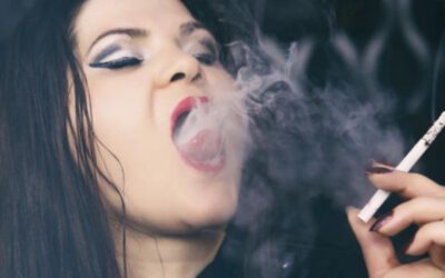 Webcam meesteres in latex en met sigaret