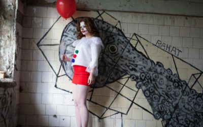 Rossig meisje met vrolijk gezicht als webcam babe