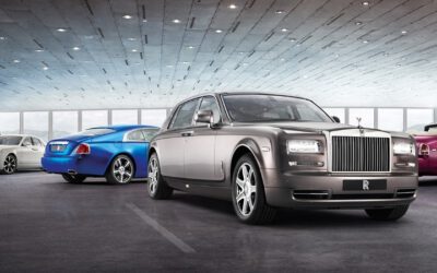 Blonde dame vermaakt zich in de showroom