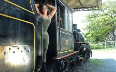 Sexy Latina heeft het warm in haar kamer