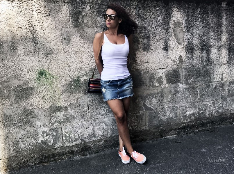 De rossige Sofiamoroso heeft airco in haar kamer