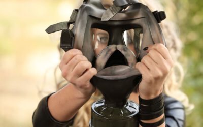 Blonde Meesteres Jessie en haar gasmasker