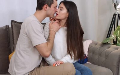 Een man kust haar in de nek