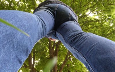 Man komt klaar in zijn luier