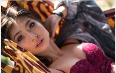 Sexy Aziatische Amira Geeft Een Striptease