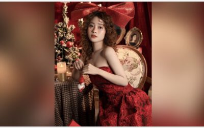 De sexy Aziatische vrouw in het restaurant