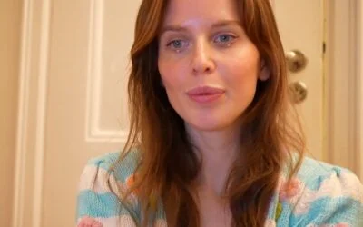 De knappe roodharige vrouw