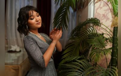 De Aziatische vrouw aan mijn deur