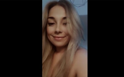 De blonde webcam girl Cherry Auroraa