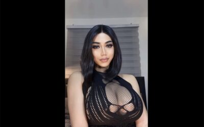 Een transvrouw naakt in mijn badkamer