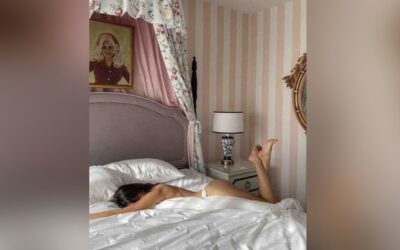 Ze verkent haar lichaam