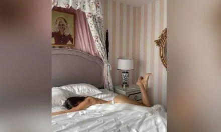 Ze verkent haar lichaam