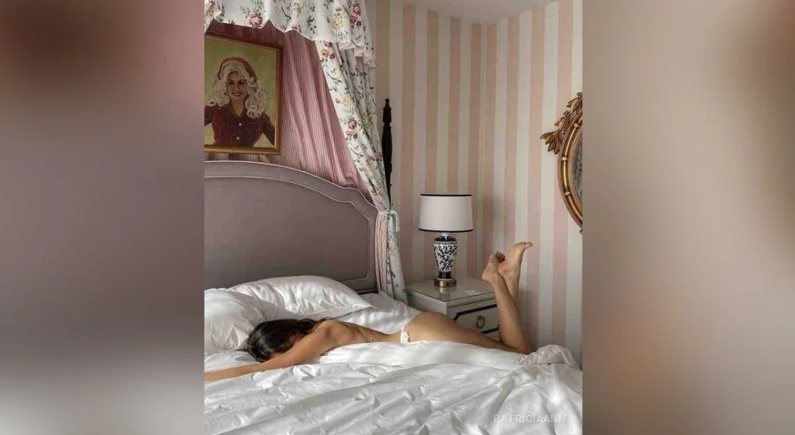 Ze verkent haar lichaam